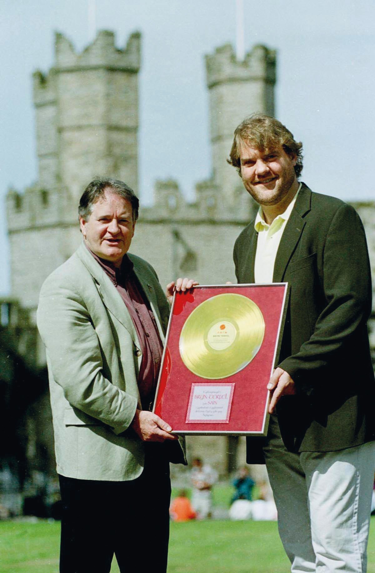 At Caernarfon Castle, presenting Bryn Terfel with his fi rst Sain gold disc. c Gerallt Llywelyn